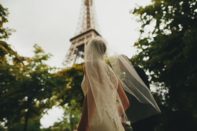 paris eiffel tower bride